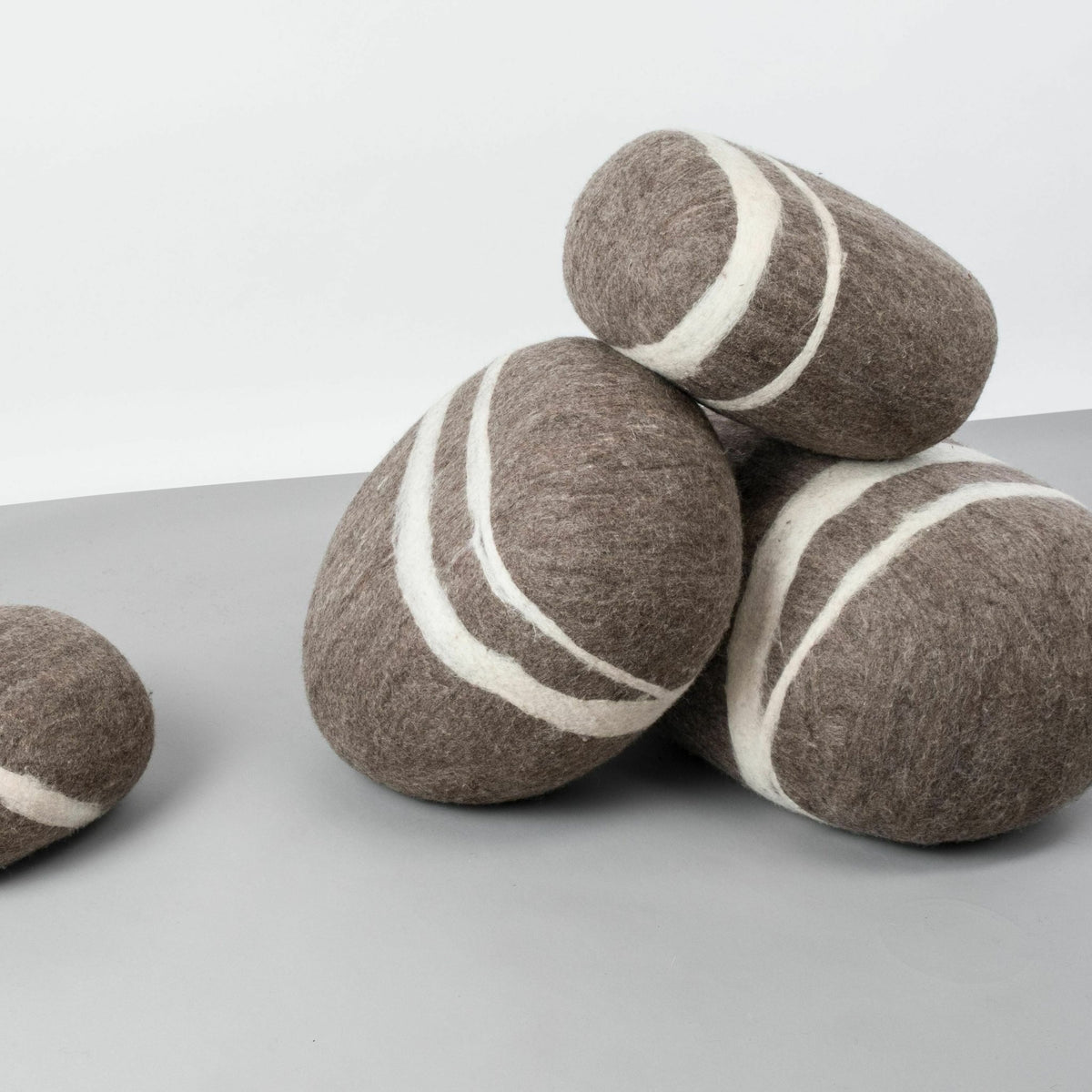 Pouf en laine marron marbré XXL Alwin - myfelt - The Cool Republic