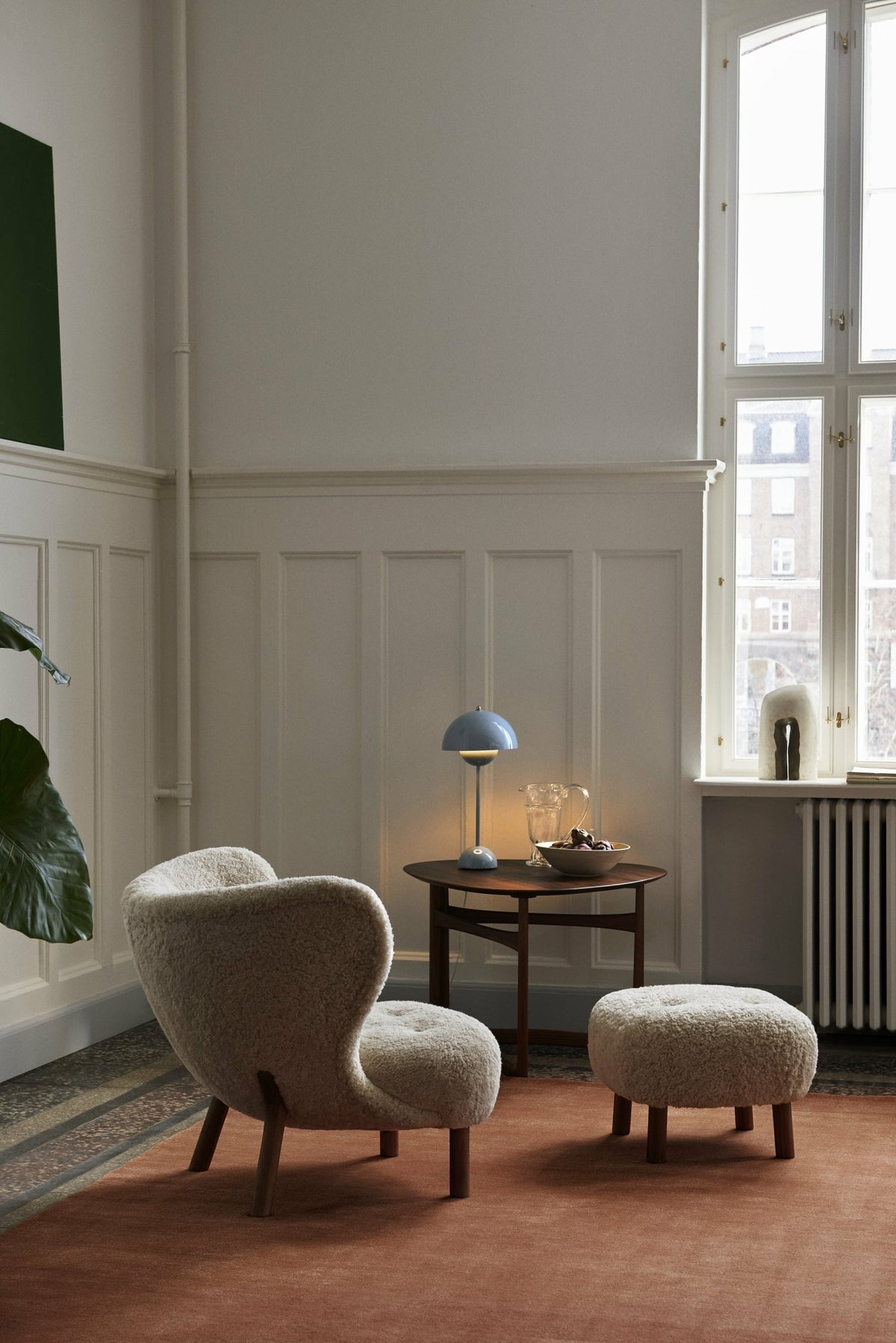 Pouf en noyer et peau de mouton Little Petra ATD1 - &tradition - The Cool Republic