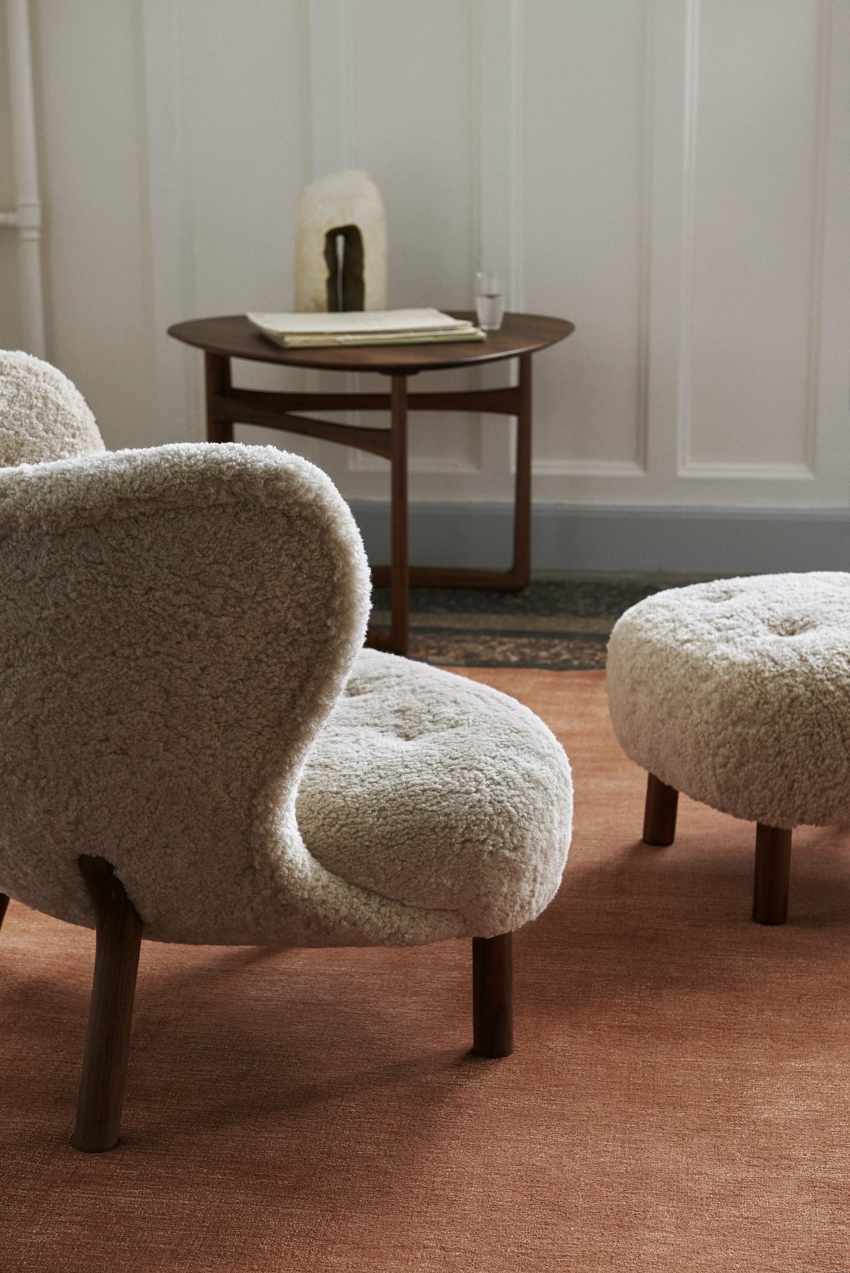 Pouf en noyer et peau de mouton Little Petra ATD1 - &tradition - The Cool Republic