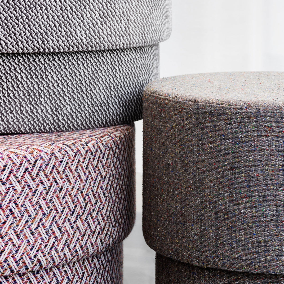 Pouf en tissu gris foncé Silo medium noir/Albagia 201 Albagia 201 - Normann Copenhagen - The Cool Republic