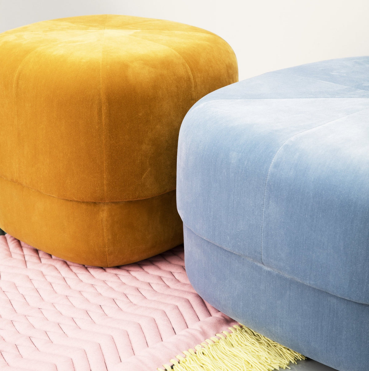 Pouf en velours 46 cm jaune Circus Yellow - Normann Copenhagen - The Cool Republic
