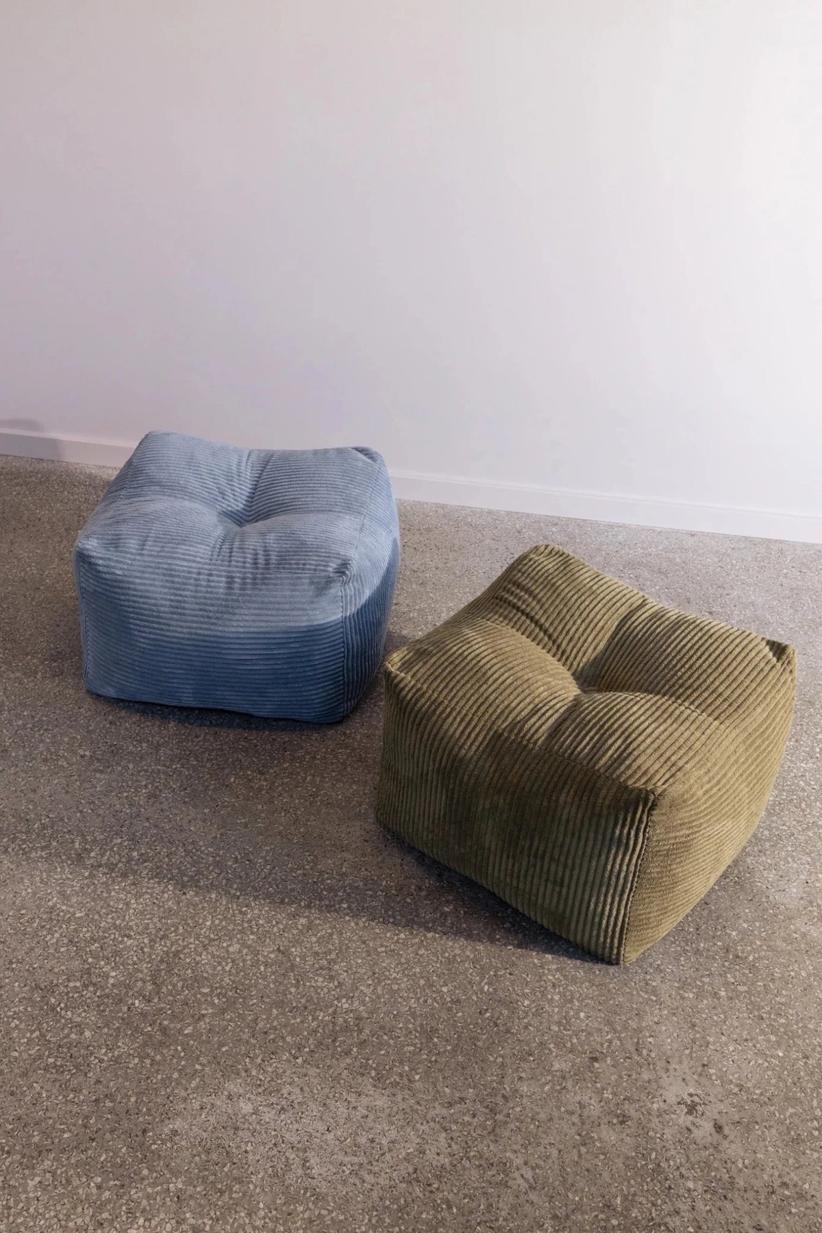 Pouf en velous strié bleu 50x35cm Buddy - Karup - The Cool Republic