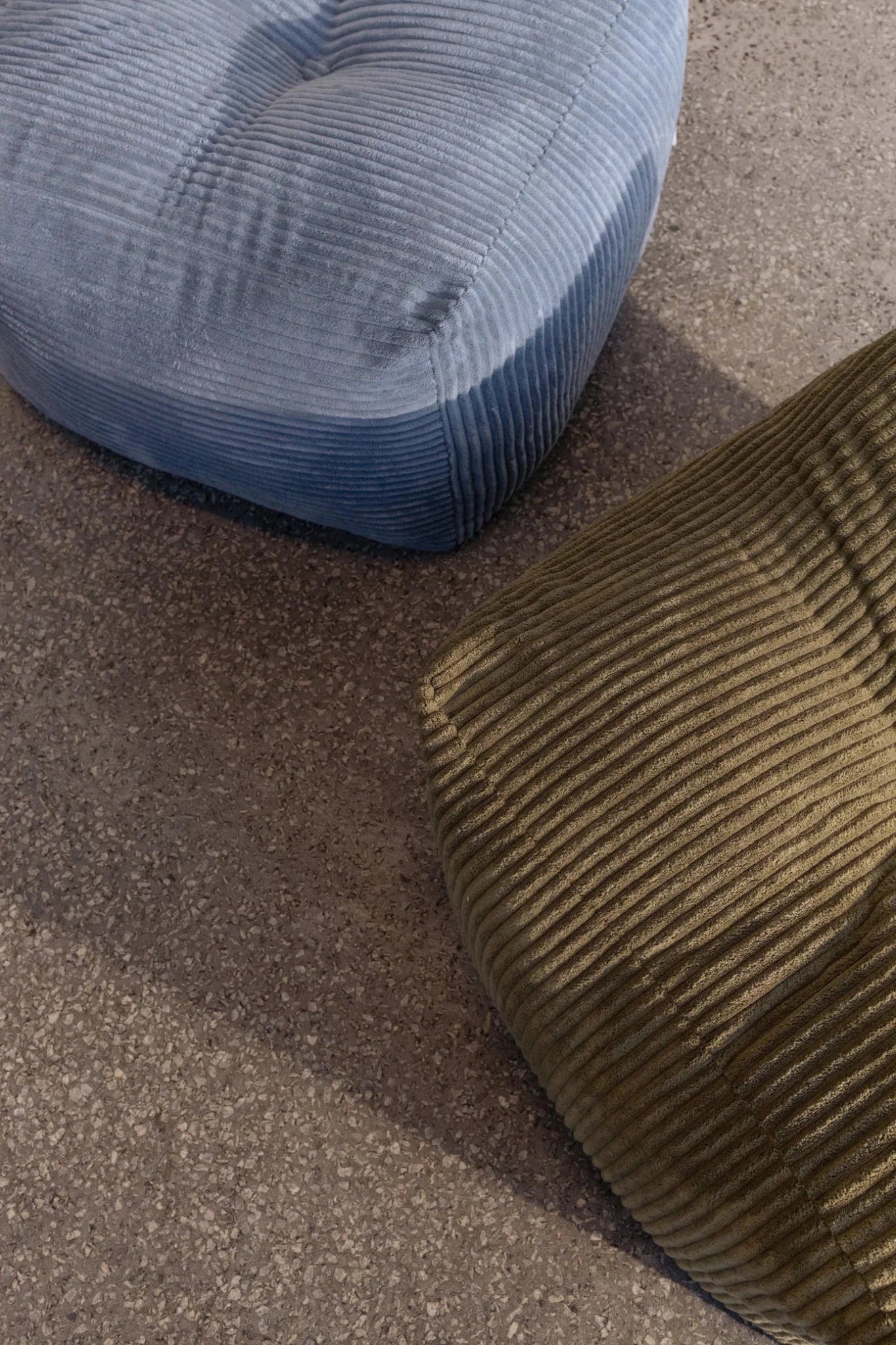 Pouf en velous strié crème 50x35cm Buddy - Karup - The Cool Republic