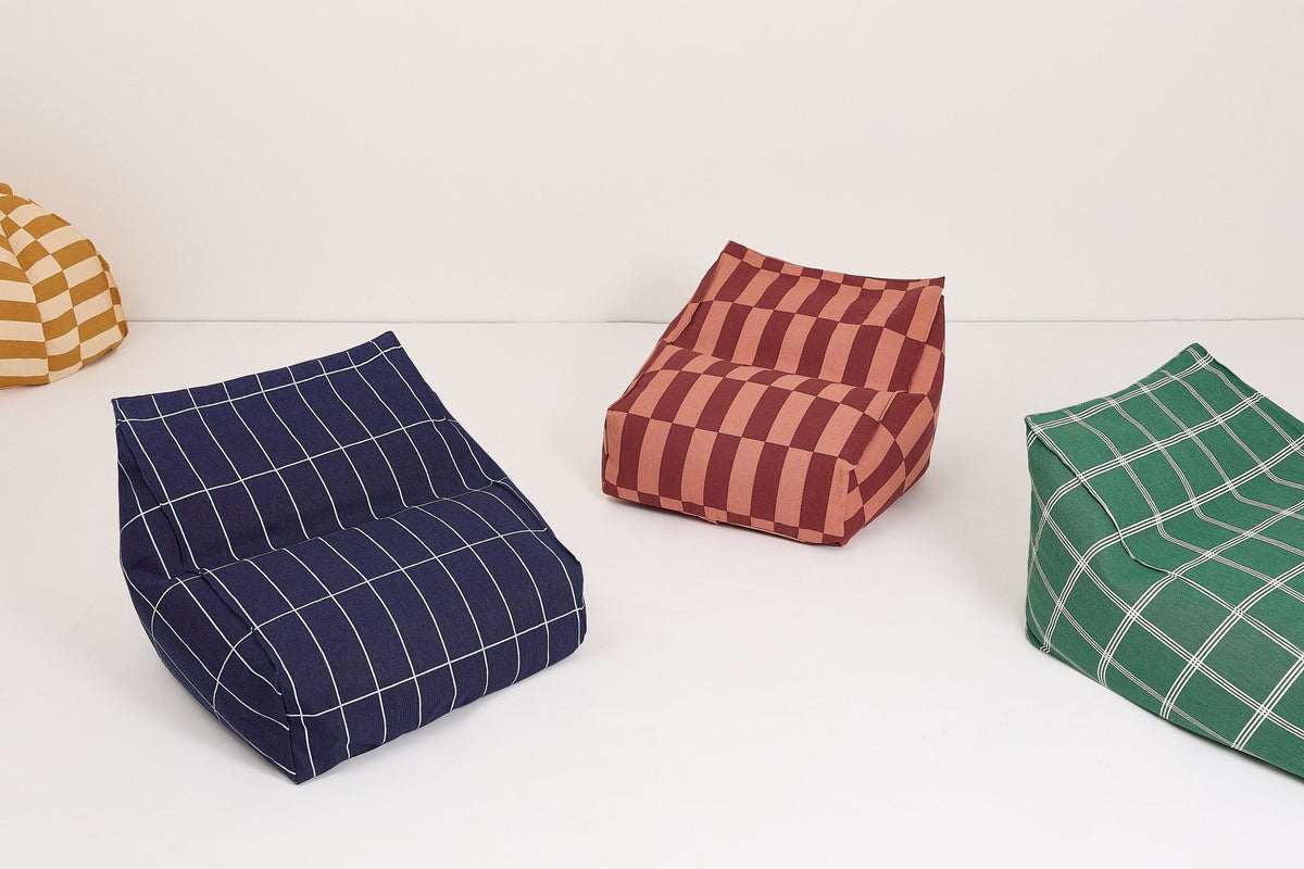Pouf enfant en coton bio à carreaux rouge 68 x 60 x 40 cm Vibes - Nobodinoz - The Cool Republic