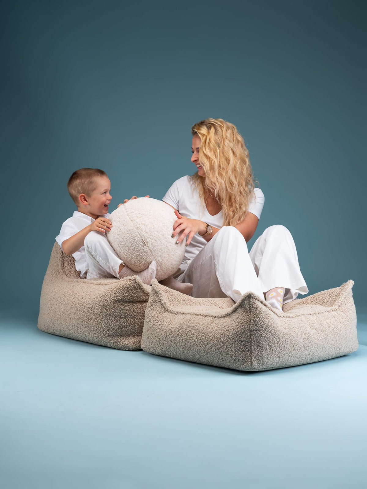 Pouf et repose-pieds en teddy bouclé beige 70x80x50cm Poire - Wigiwama — vue 3