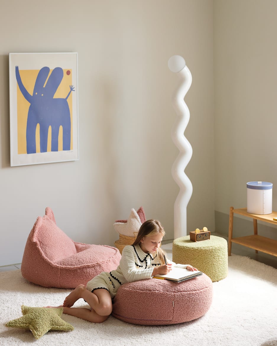 Pouf et repose-pieds en teddy bouclé rose 60x70x42cm Guava Bear - Wigiwama — vue 2