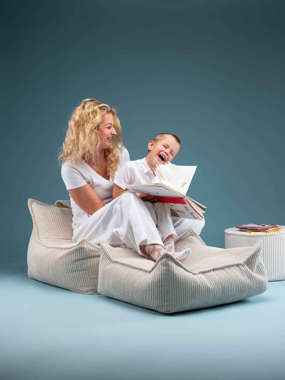 Pouf et repose-pieds en velours côtelé blanc 70x60x42cm Poire - Wigiwama — vue 3