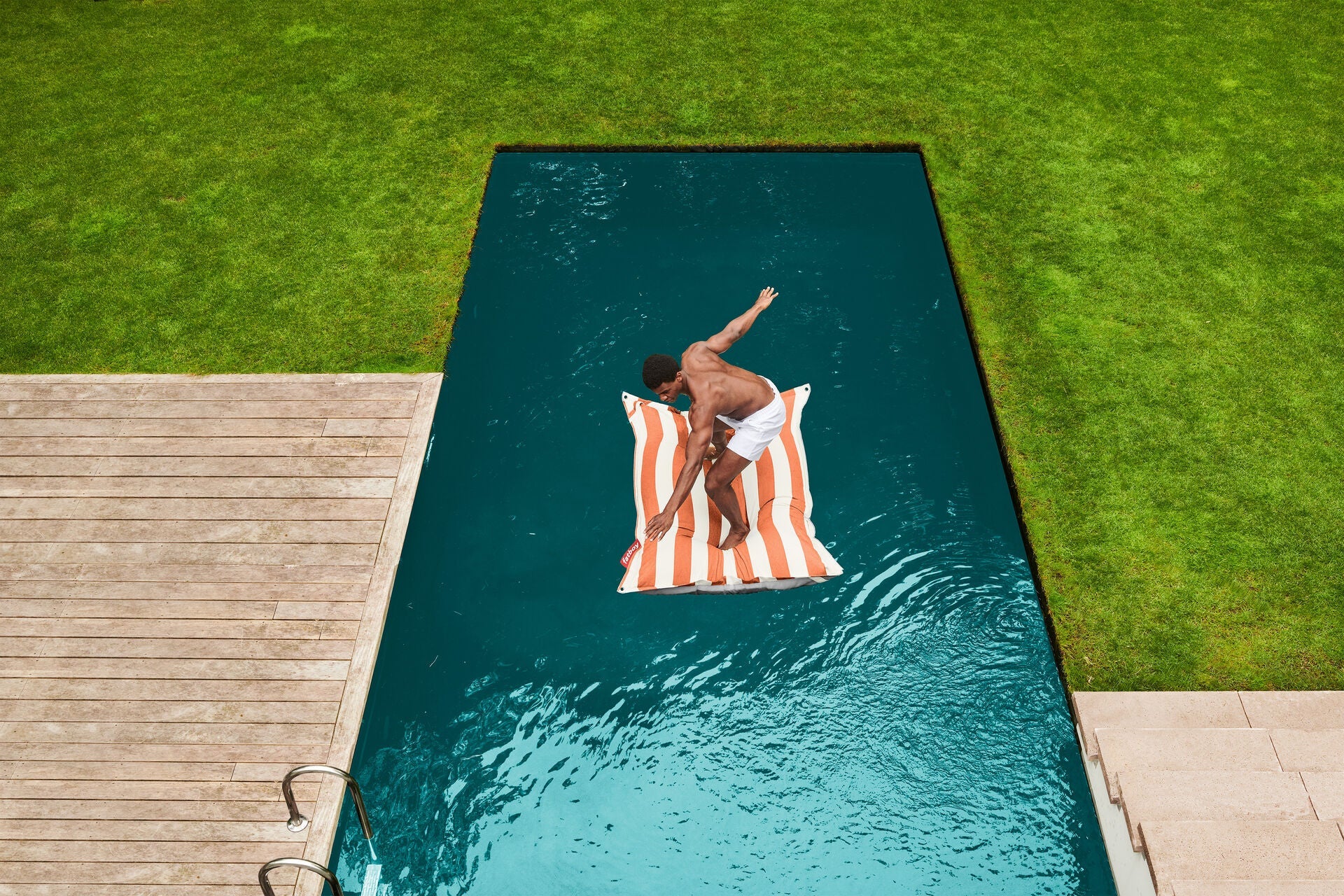 Pouf flottant rayé orange et crème Original Floatzac - Fatboy - The Cool Republic