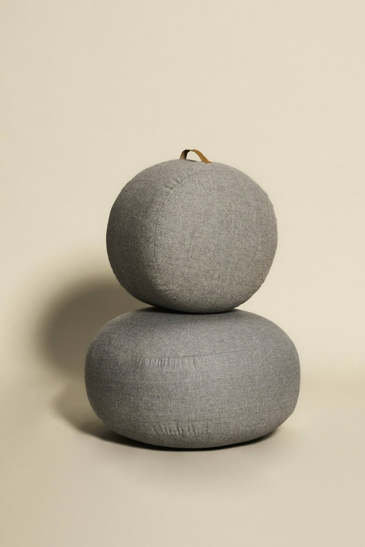 Pouf galet en laine gris avec poignée en cuir - Hübsch - The Cool Republic