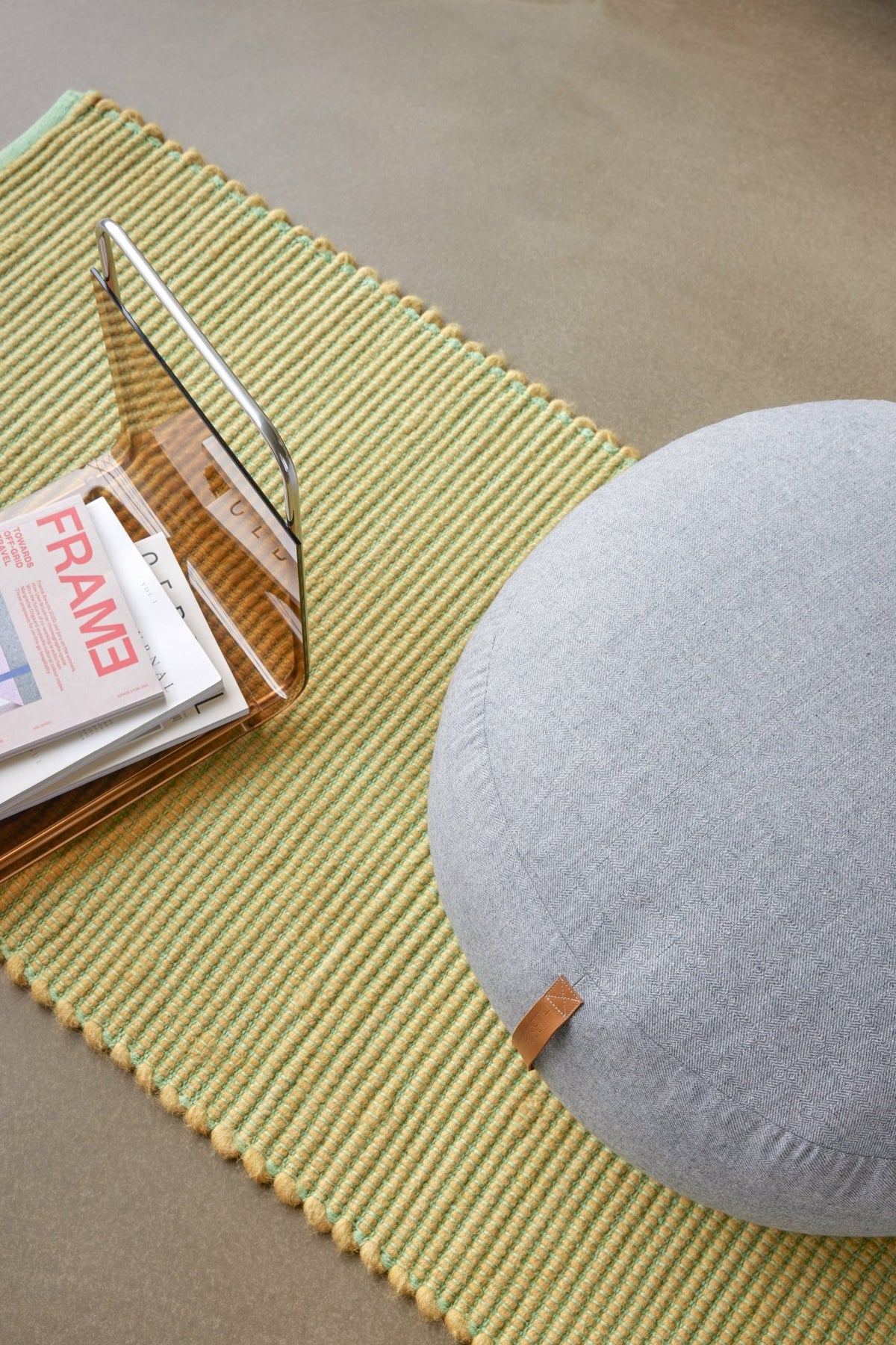 Pouf galet en laine gris avec poignée en cuir - Hübsch - The Cool Republic