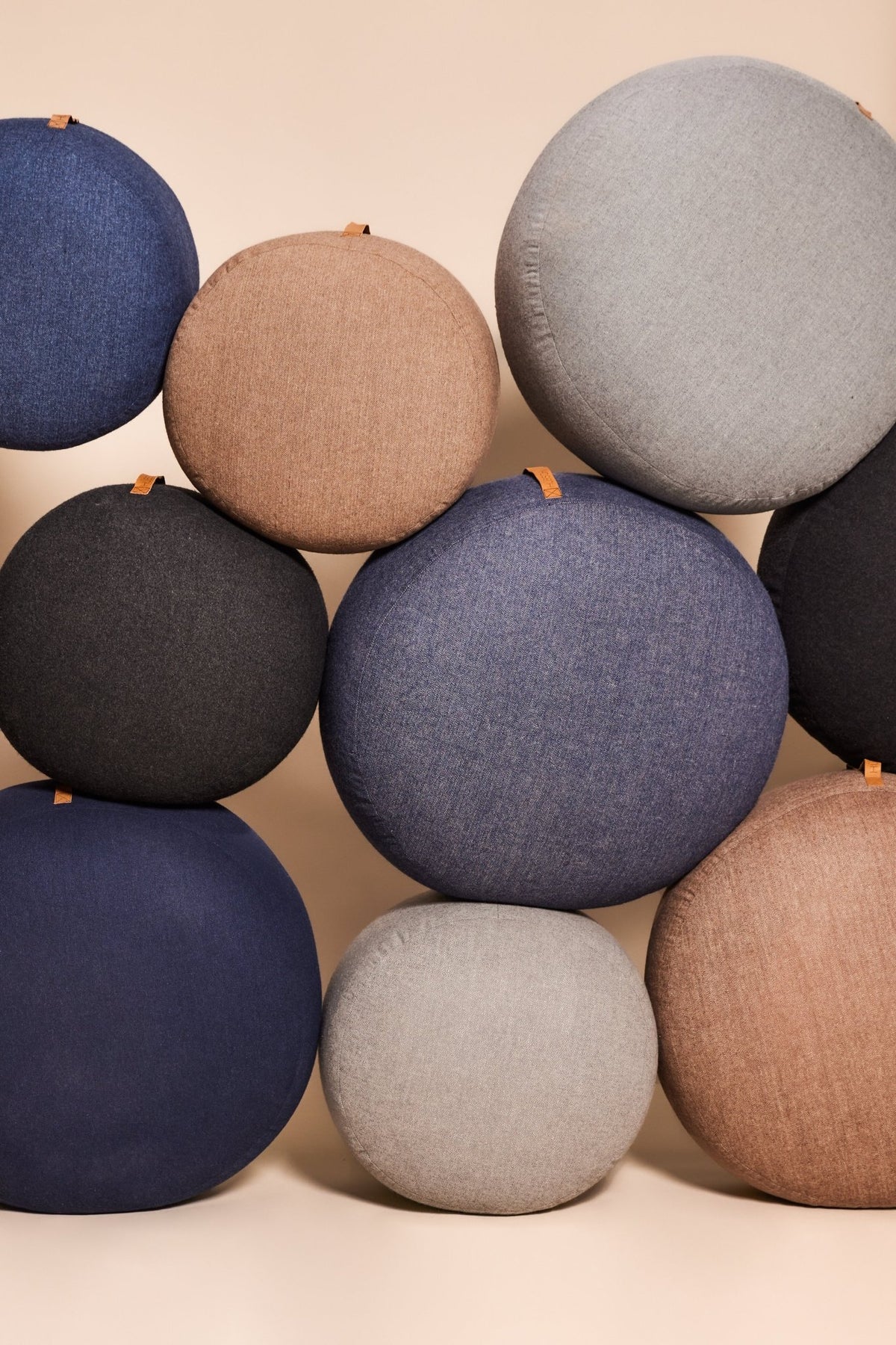 Pouf galet en laine marron avec poignée en cuir - Hübsch - The Cool Republic