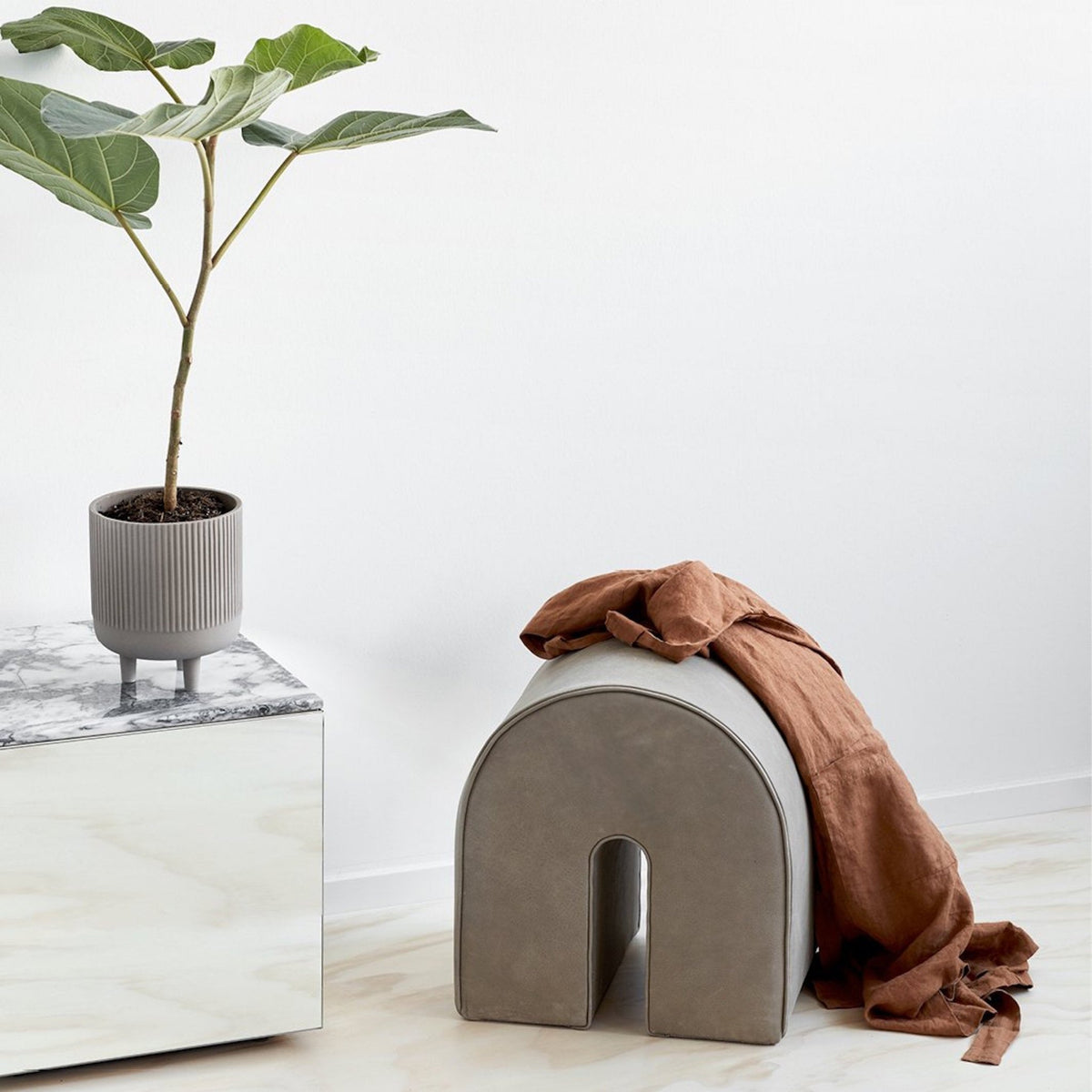 Pouf incurvé en cuir beige - Kristina Dam Studio - The Cool Republic