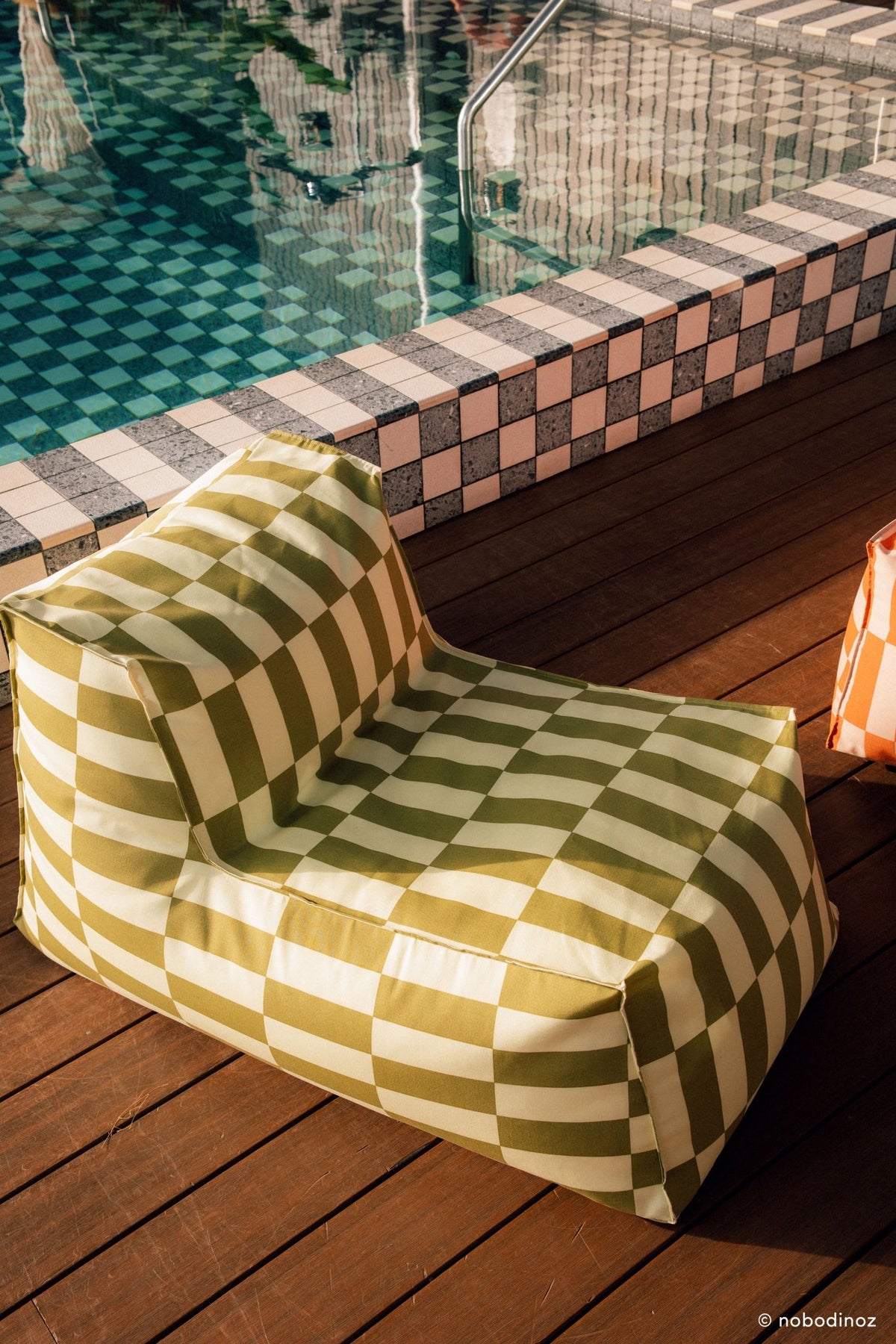 Pouf long d'extérieur en tissu déperlant à carreaux vert et jaune 70 x 110 x 62 cm Matteo - Nobodinoz - The Cool Republic