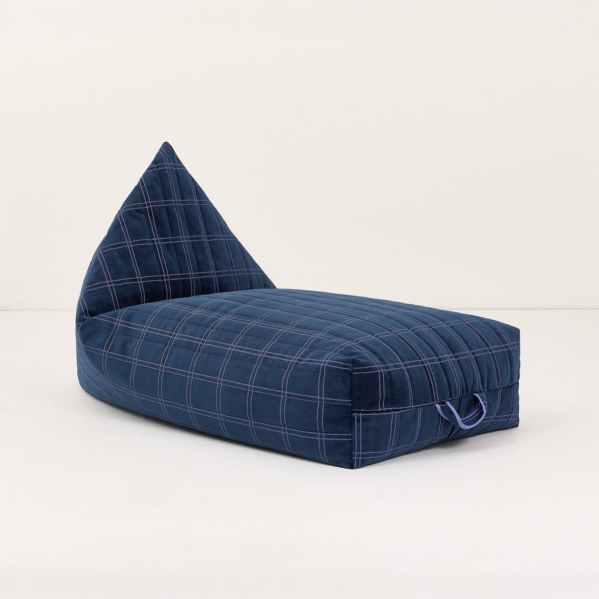 Pouf long pour enfant en velours recyclé à carreaux bleu marine et violet 109 x 60 x 60 cm Oasis - Nobodinoz - The Cool Republic