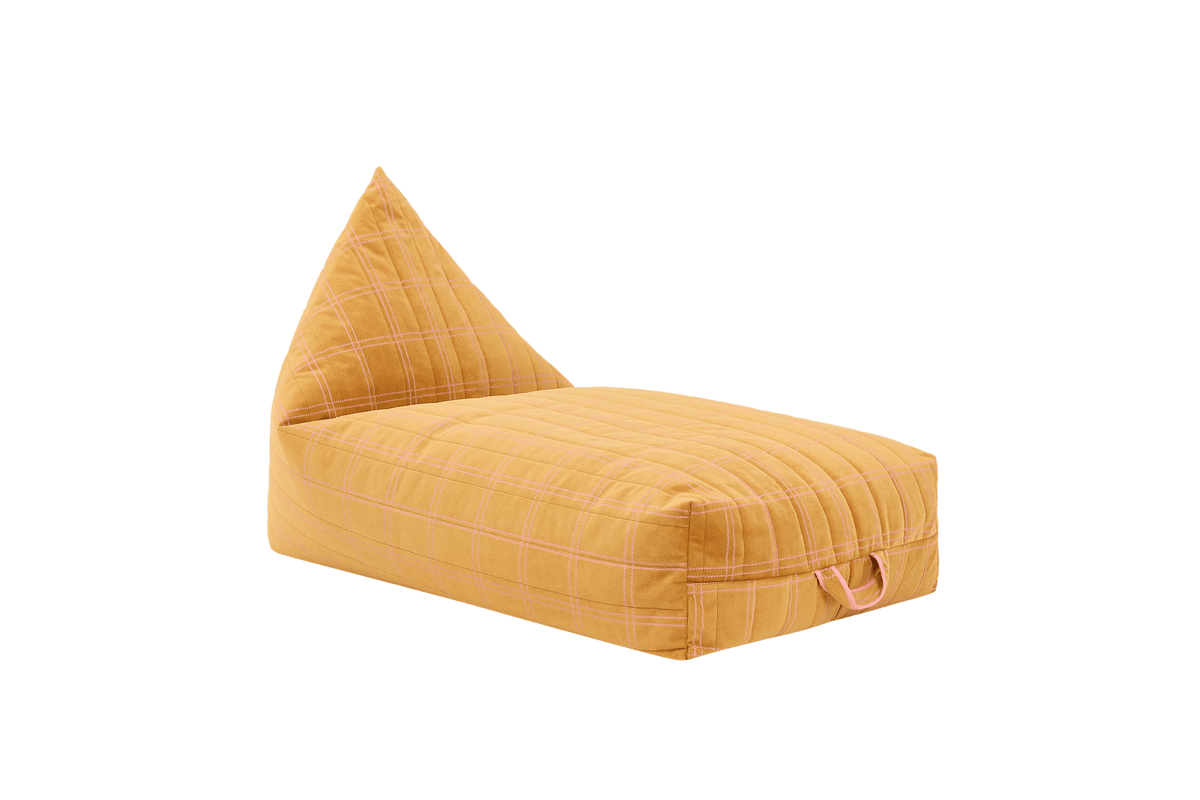 Pouf long pour enfant en velours recyclé à carreaux jaune ocre et rose 109 x 60 x 60 cm Oasis - Nobodinoz - The Cool Republic
