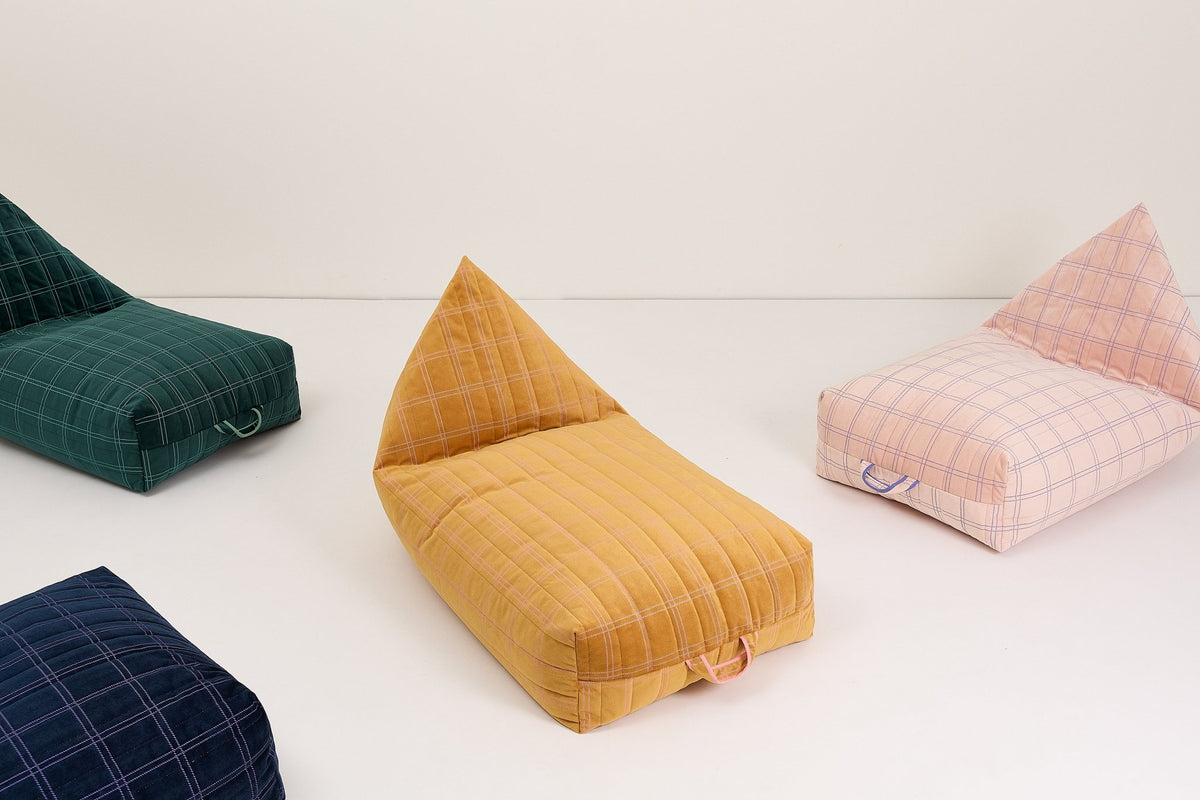 Pouf long pour enfant en velours recyclé à carreaux vert et vert menthe 109 x 60 x 60 cm Oasis - Nobodinoz - The Cool Republic