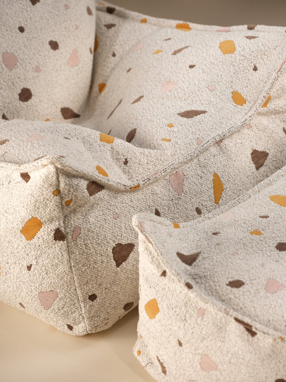 Pouf ottoman pour enfant en tissu blanc 60x60x20cm Terrazzo - Wigiwama - The Cool Republic