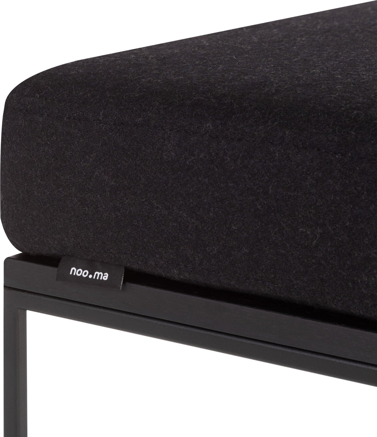 Pouf placage de chêne teinté noir et coussin noir Feo - noo.ma - The Cool Republic
