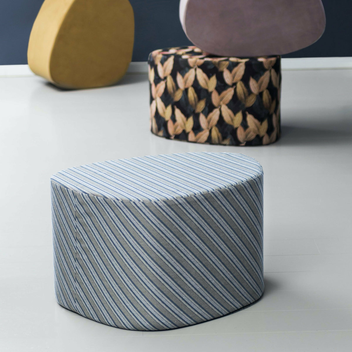 Pouf rayures en diagonal Salon - Mette Ditmer - The Cool Republic