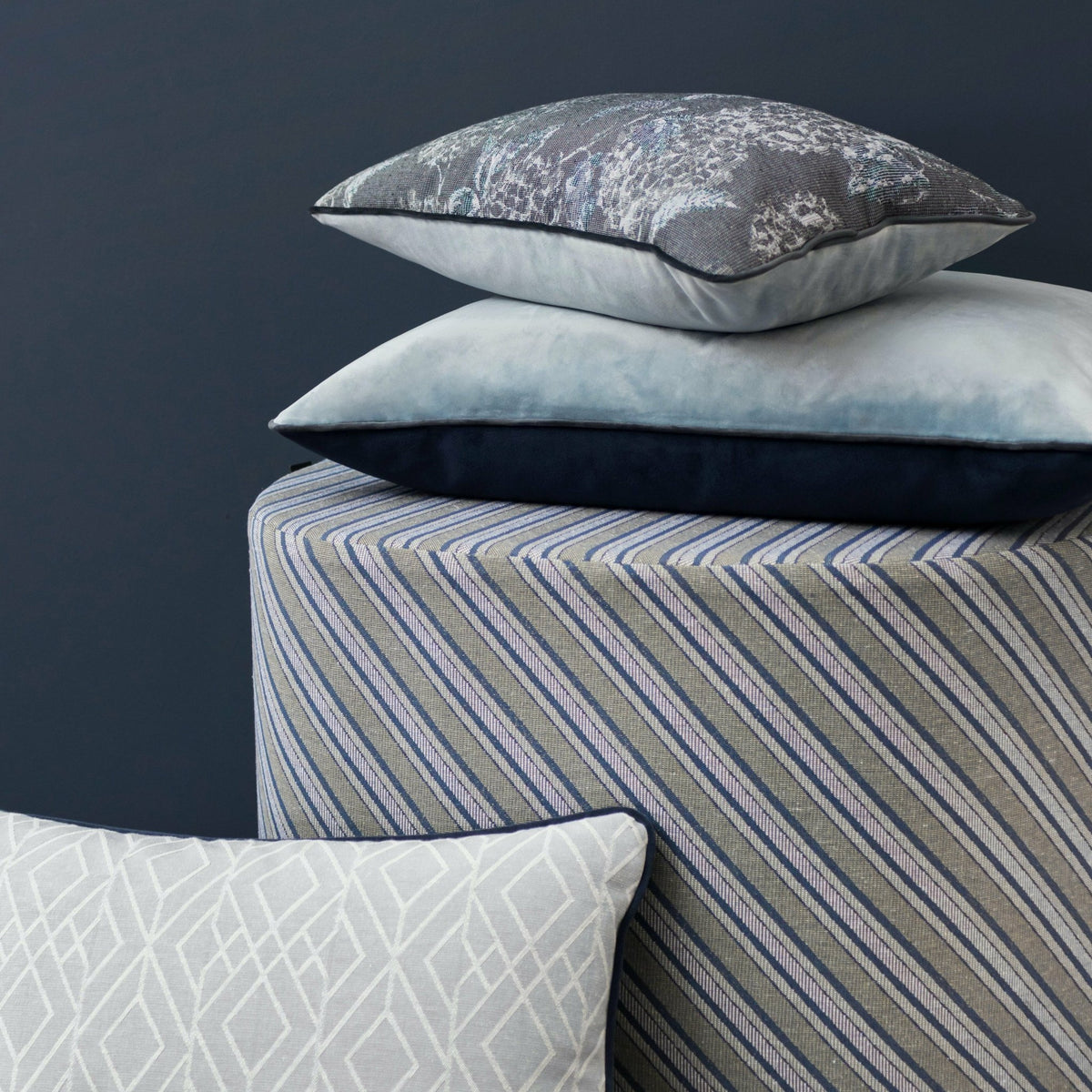 Pouf rayures en diagonal Salon - Mette Ditmer - The Cool Republic