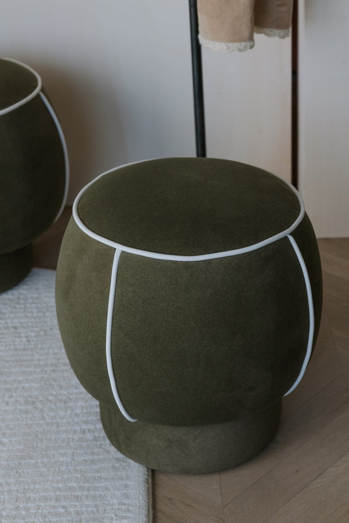 Pouf rétro rond en tissu vert 45cm Luma - The Cool Republic - The Cool Republic
