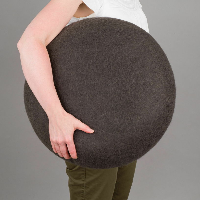 Pouf rond en laine anthracite M Kuno - myfelt - The Cool Republic