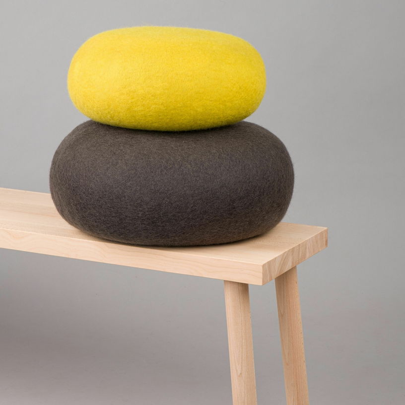 Pouf rond en laine anthracite M Kuno - myfelt - The Cool Republic