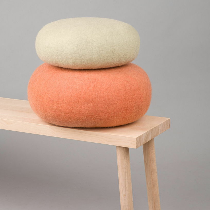 Pouf rond en laine saumon M Lea - myfelt - The Cool Republic
