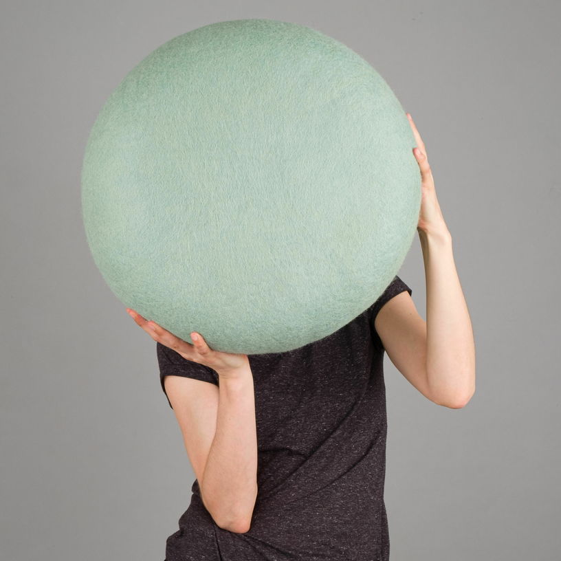 Pouf rond en laine turquoise - gris M Fine - myfelt - The Cool Republic