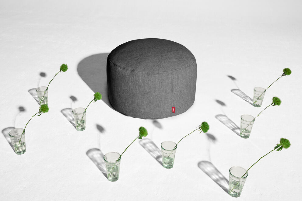 Pouf rond en polyester gris foncé 70x40cm Point Large - Fatboy - The Cool Republic