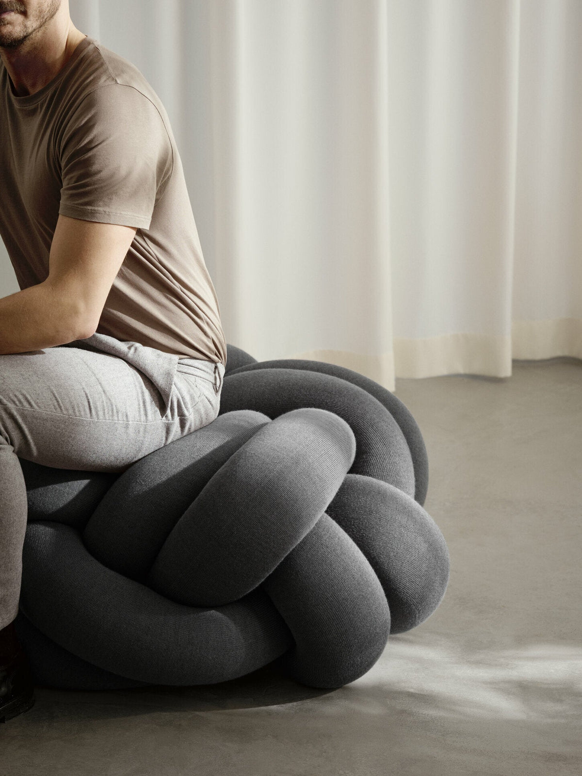 Pouf XL en acrylique et laine gris Knot - Design House Stockholm - The Cool Republic