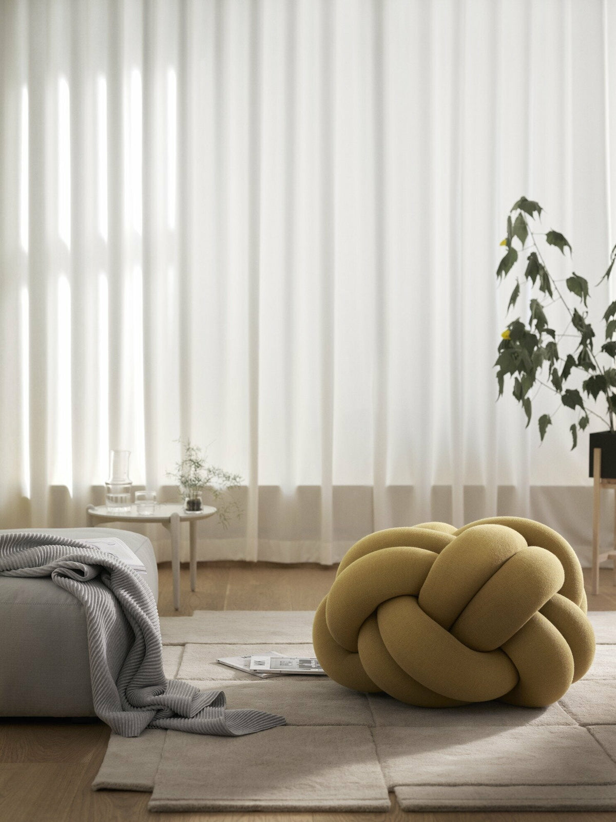 Pouf XL en acrylique et laine jaune Knot - Design House Stockholm - The Cool Republic
