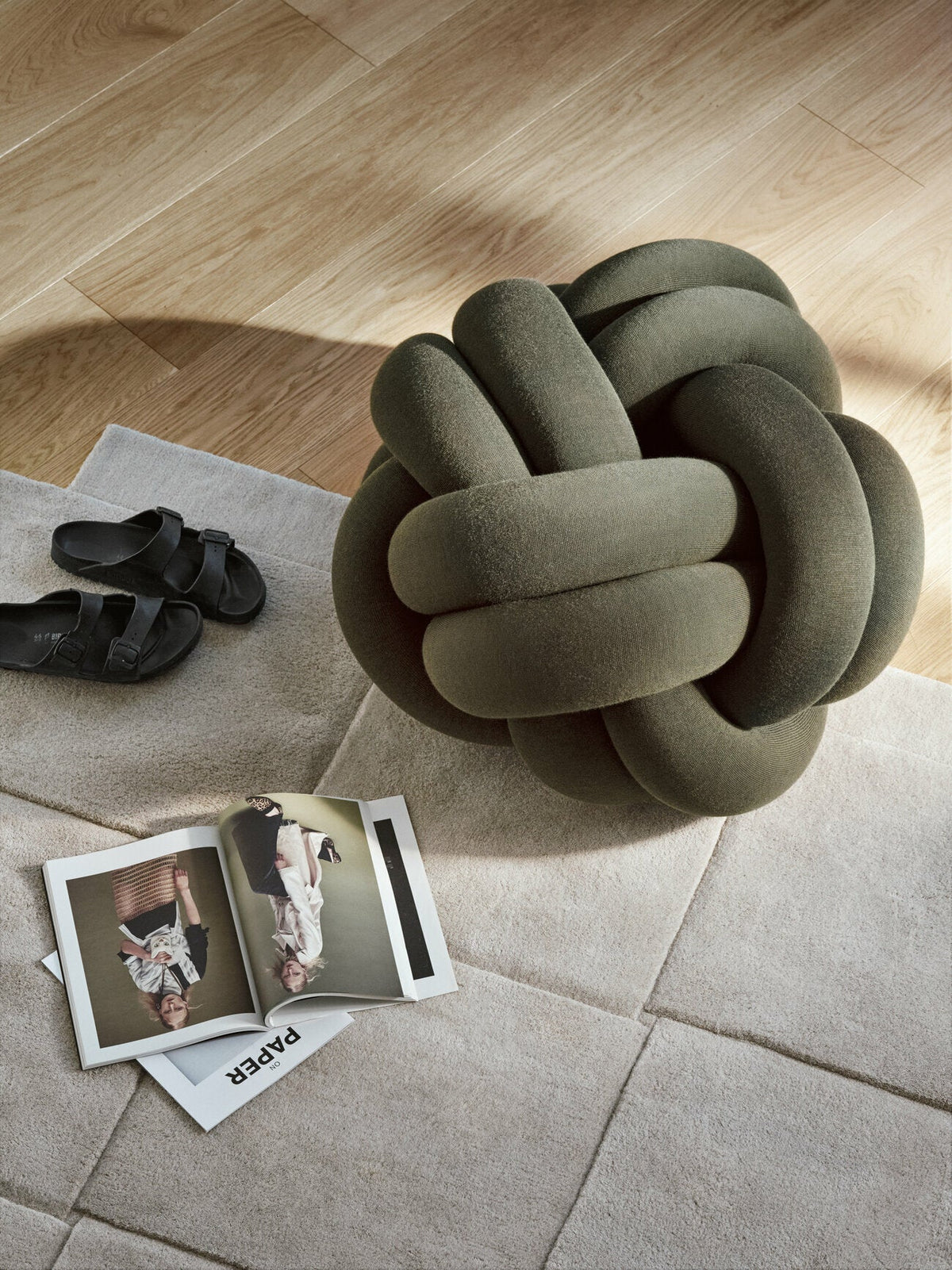 Pouf XL en acrylique et laine vert forêt Knot - Design House Stockholm - The Cool Republic