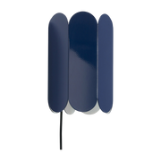 Applique murale cobalt blue avec prise Arcs - Hay