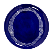 Assiette L bleu avec motif blanc Feast - Serax