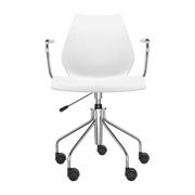 Sedia bianca su rotelle con braccioli Maui - Kartell