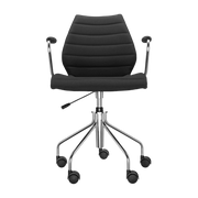 Sedia nera con rotelle e braccioli Maui Soft Trevira - Kartell