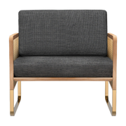 Sessel aus Naturholz und anthrazitfarbenem Stoff. Cannage - RED Edition
