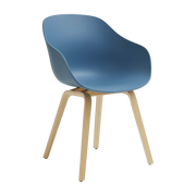 Silla con apoyabrazos de plástico reciclado azul celeste y patas de roble AAC 222 2. 0 - HAY