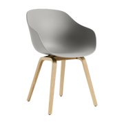 Sedia con braccioli in plastica riciclata grigio cemento e gambe in legno di quercia AAC 222 2. 0 - HAY