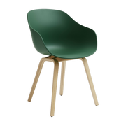 Sedia con braccioli in plastica riciclata verde e gambe in legno di quercia AAC 222 2. 0 - HAY