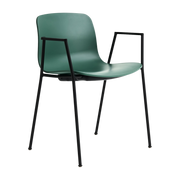 Sedia con braccioli in plastica riciclata verde e gambe in acciaio nero AAC 18 2. 0 - HAY