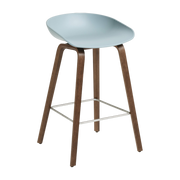 Sgabello da bar in plastica riciclata blu polvere e gambe in noce da 65 cm AAS 32 2. 0 - HAY