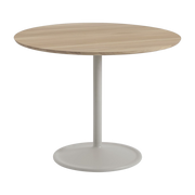 Mesa de comedor de aluminio con tablero de roble 95x73cm Soft - Muuto