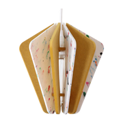 Alpha Lámpara de suspensión triangular de plástico reciclado blanco y madera de color amarillo 26x27cm Zulu - RIF