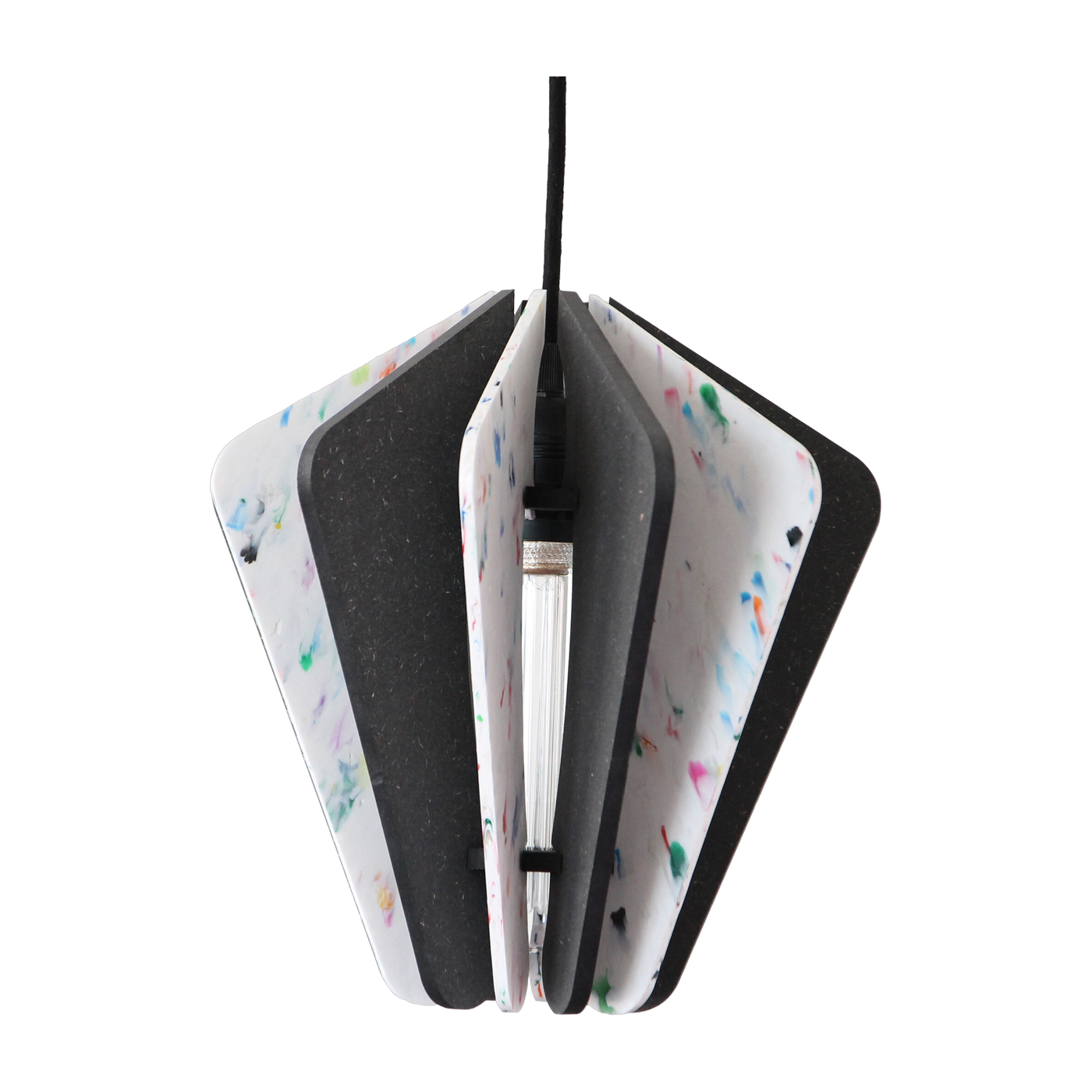 Suspension triangulaire en plastique recyclé blanc et bois coloré noir 26x27cm Alpha Zulu - RIF