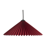 Hängeleuchte aus laminiertem Baumwollstoff auf bordeauxrotem PVC-Blatt 38x14cm -. HAY