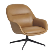 Sessel mit Lederarmlehnen cognac und schwarzem Drehfuß Fiber - -. Muuto