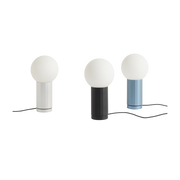 Turn On Tischleuchte aus schwarzem Aluminium – Hay