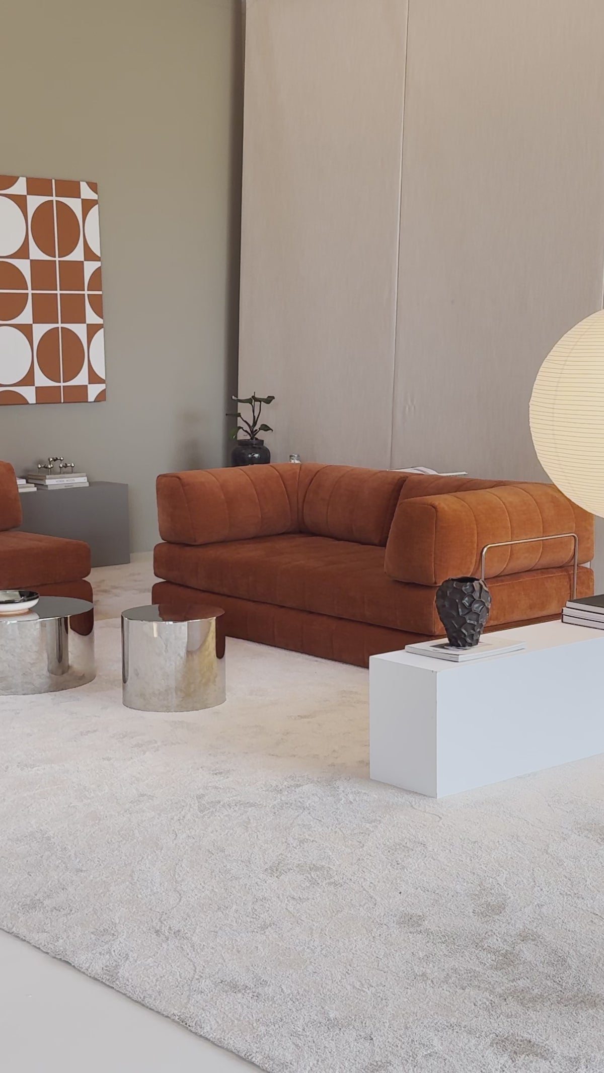 Video laden: Ausklappbares Sofa aus recyceltem Polyester orange 312x104x77cm Cozypad - Innovation living